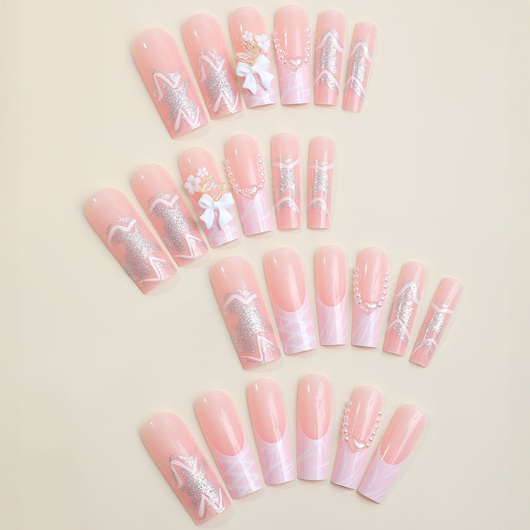 Elegantes dekoratives Press-On-Nagelset mit floralem und perlenartigem Akzent Karnz