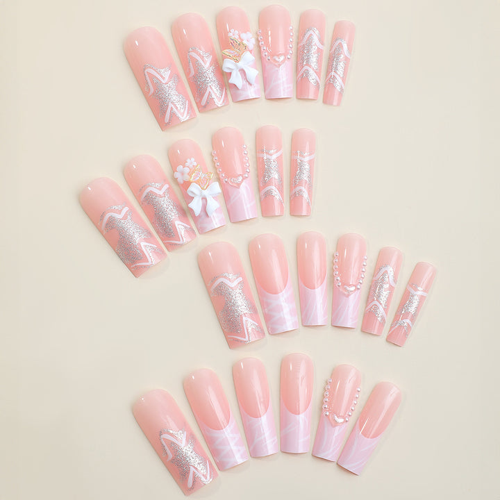 Elegantes dekoratives Press-On-Nagelset mit floralem und perlenartigem Akzent Karnz