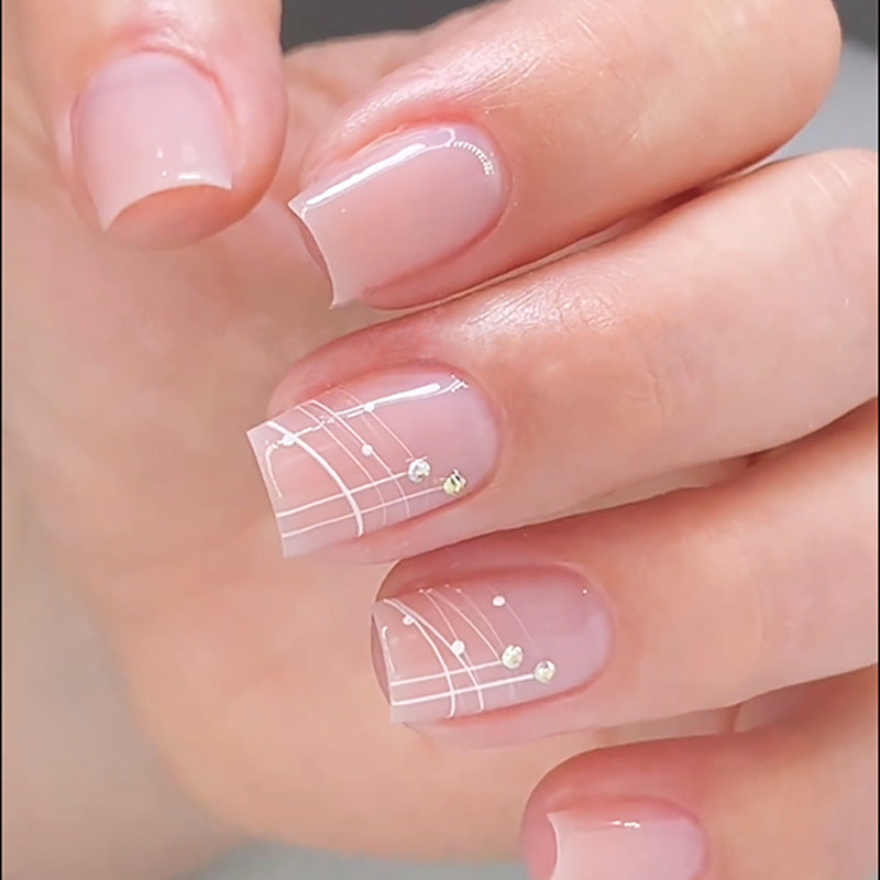 Kunstvolle Nagelverlängerungen mit elegantem Design und Strassverzierungen Karnz