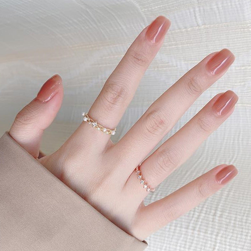 Elegantes, mit Kristallen verziertes Ring-Set
