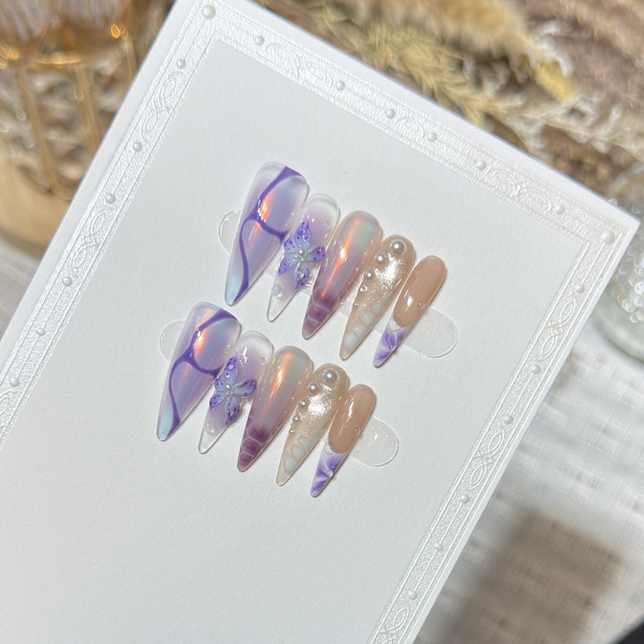 Künstlerisches Stiletto Press-On Nageldesign-Set mit floralen Elementen Karnz