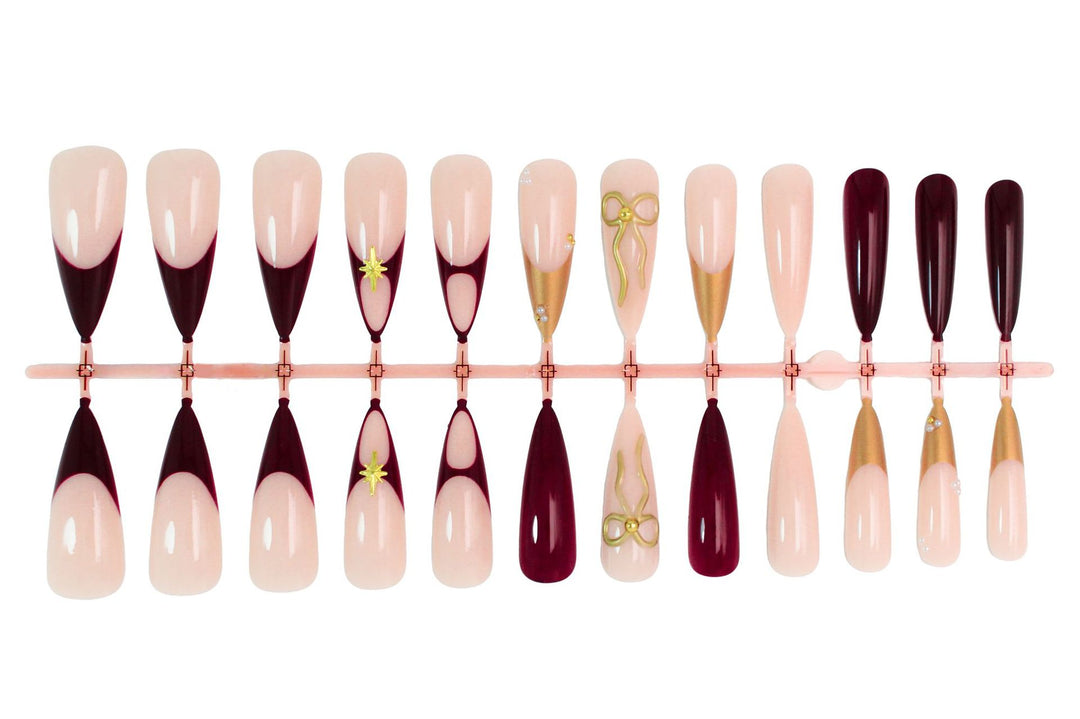 Kunstnagelset mit glamourösen Goldakzenten und eleganten Spitzen Karnz