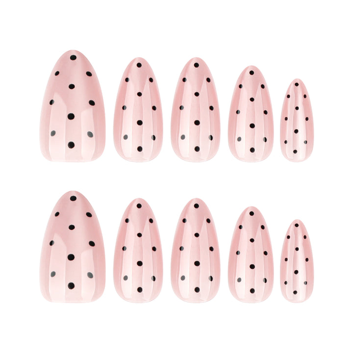 Elegante Nageldesigns mit Polka-Dot-Muster Karnz