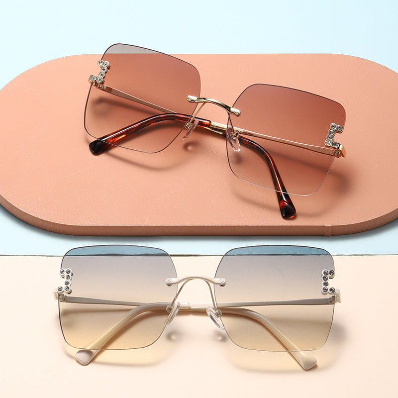 Damen modische quadratische Sonnenbrille mit zarten Designdetails Karnz