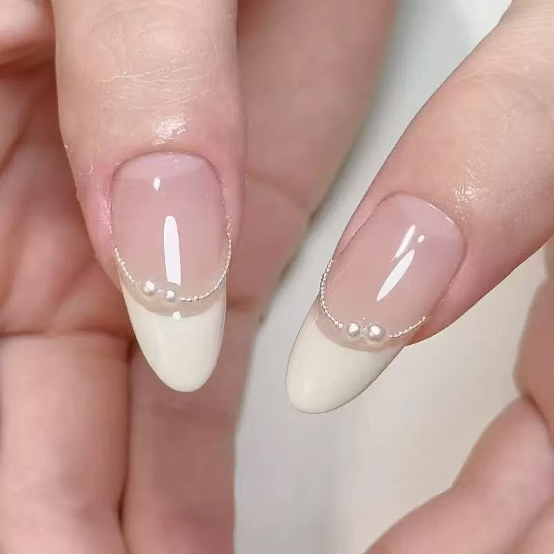 Künstlerisches, mandelförmiges Press-On-Nagelset mit eleganten floralen Akzenten Karnz