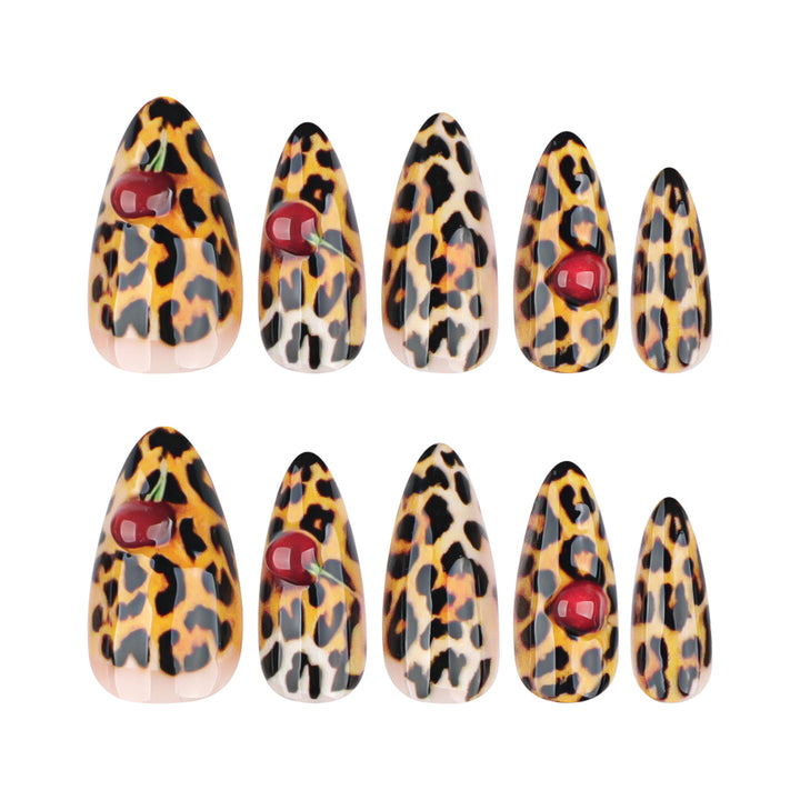 Kunstvolle Stiletto-Nägel mit Leopardenmuster und Akzenten Karnz