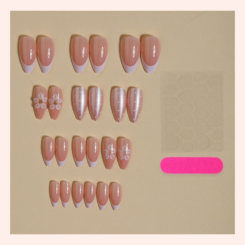 Kunstnagelset mit eleganten französischen Spitzen und zarten Blütenakzenten Karnz