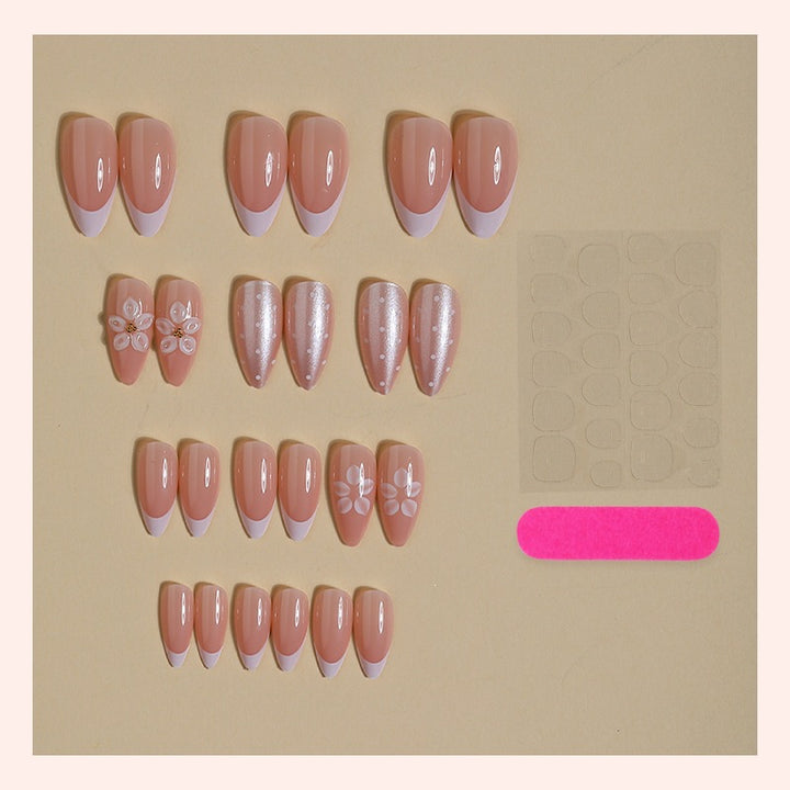 Kunstnagelset mit eleganten französischen Spitzen und zarten Blütenakzenten Karnz