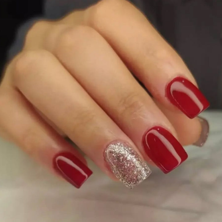 Dekoratives Press-On Nagelset mit Glitzerakzenten Karnz