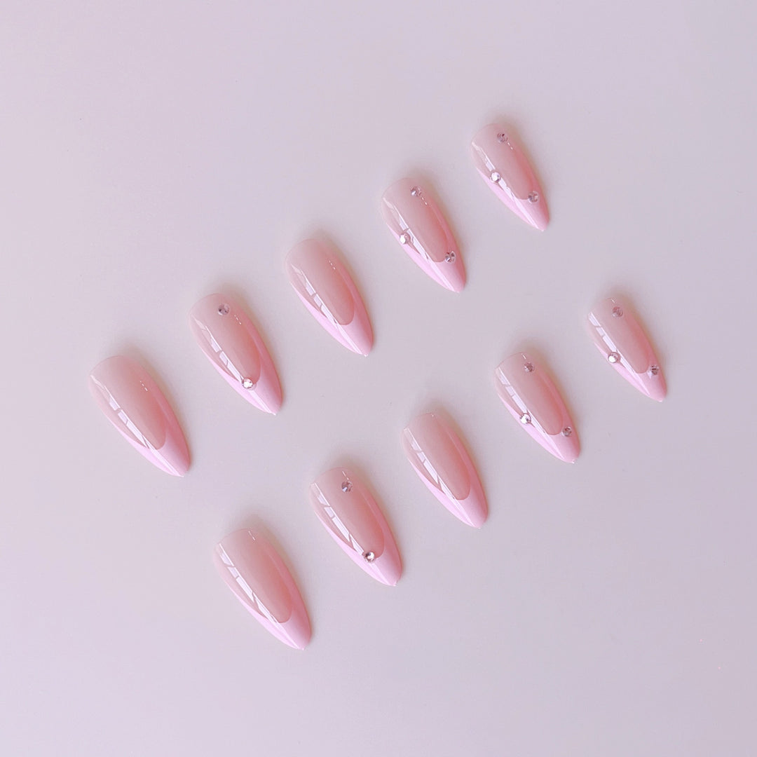 Kunstnagelset mit eleganten Glitzer-Akzenten Karnz