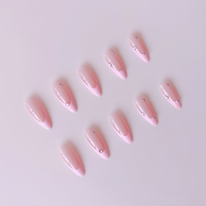 Kunstnagelset mit eleganten Glitzer-Akzenten Karnz