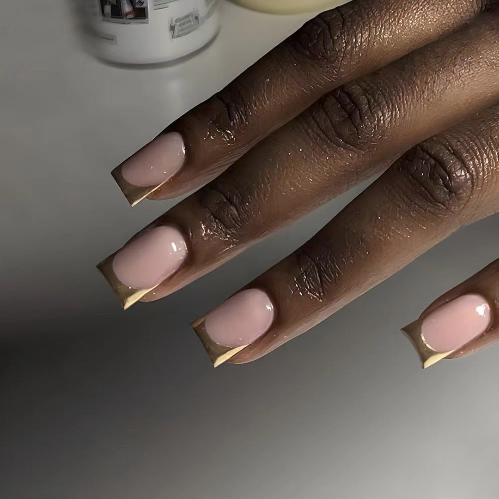 Elegante Kunstnägel mit Goldakzenten Karnz