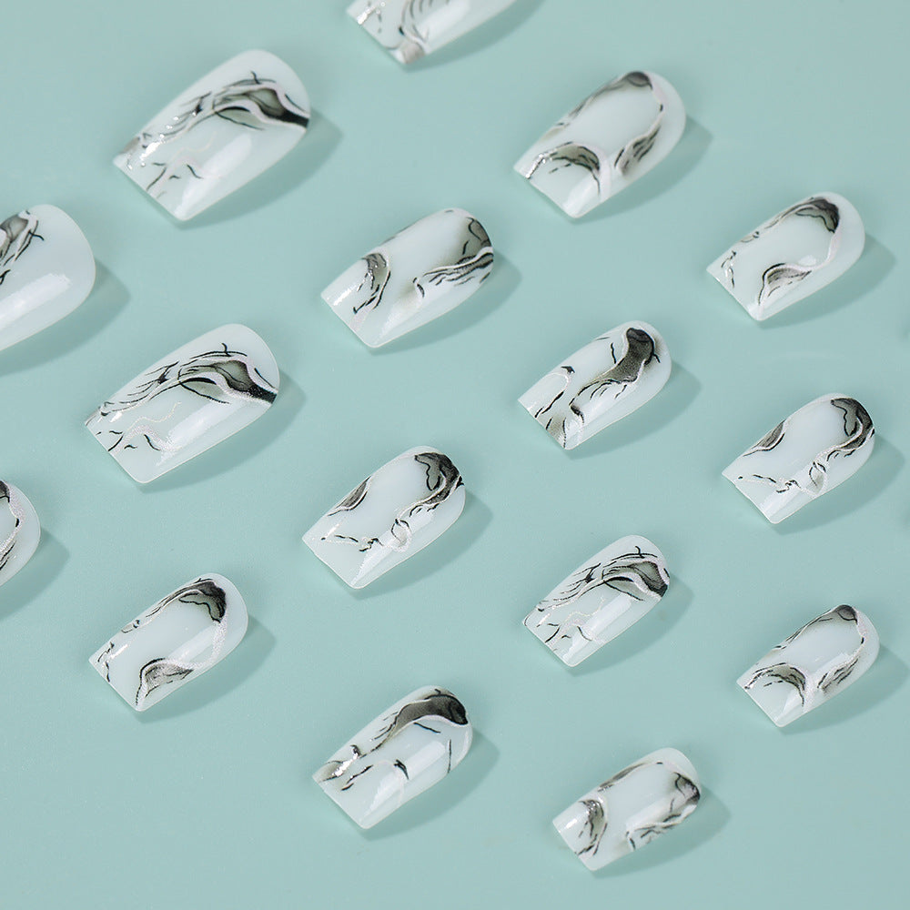 Kunstnägel im eleganten minimalistischen Stil Karnz