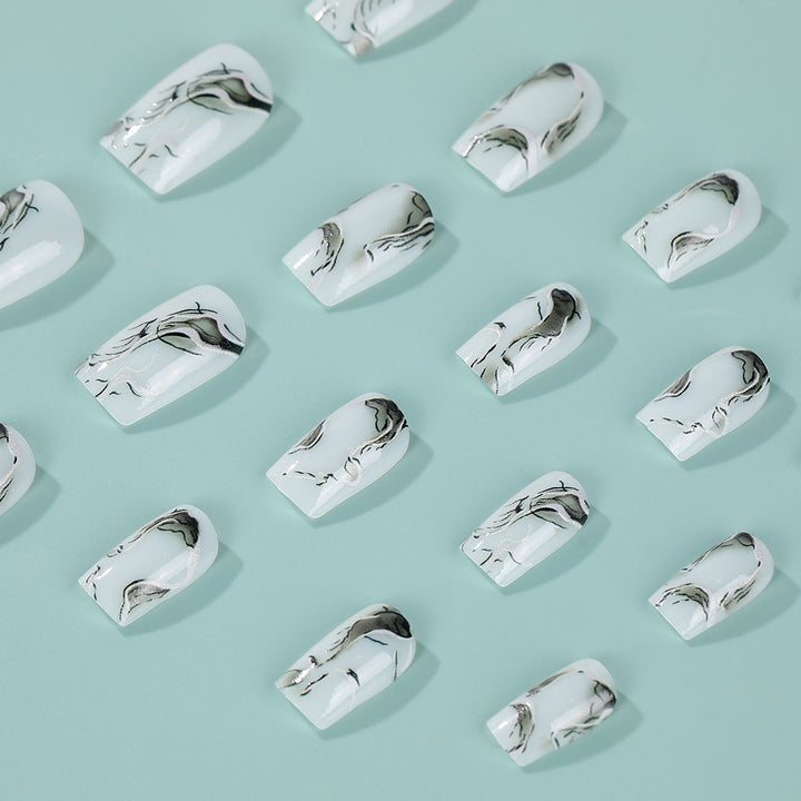 Kunstnägel im eleganten minimalistischen Stil Karnz
