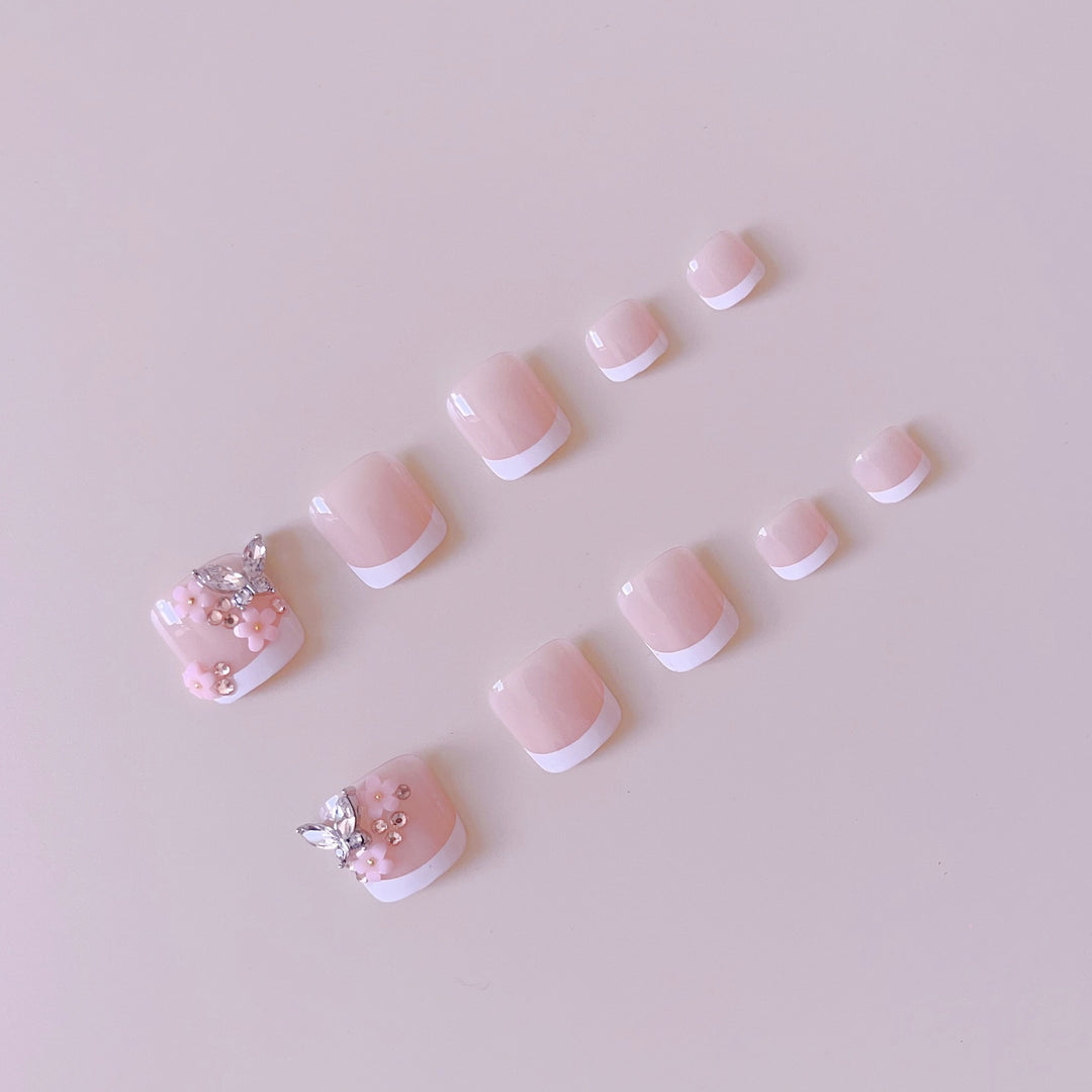 Kunstnagelset mit eleganten 3D-Blüten und Glitzerakzenten Karnz
