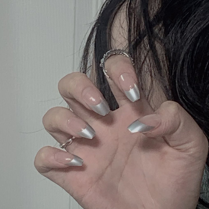 Künstliche Stiletto-Nägel mit Glitzerakzenten und elegantem French-Tip Karnz