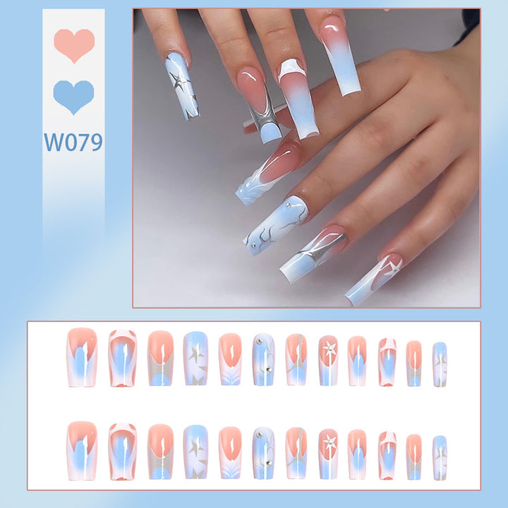Kunstvolle Nagelspitzen mit maritimem Design Karnz