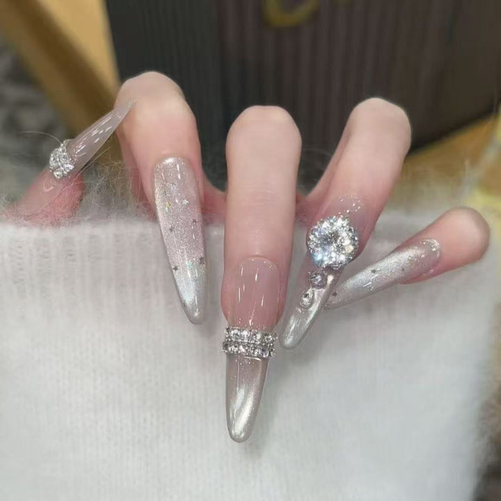 Künstlerische Stiletto Press-On Nagelkunst mit schimmernden Akzenten Karnz