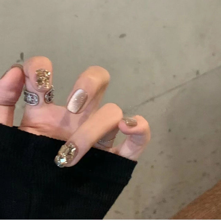 Glitter Nagelset mit luxuriösen Steinverzierungen Karnz
