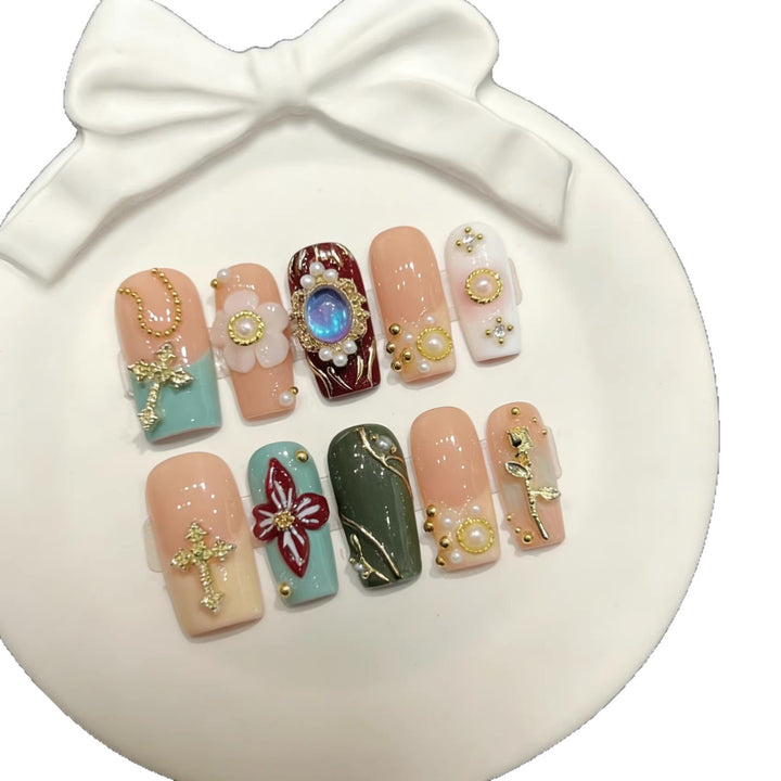 Dekorativer Press-On-Nagelset mit eleganten Designs