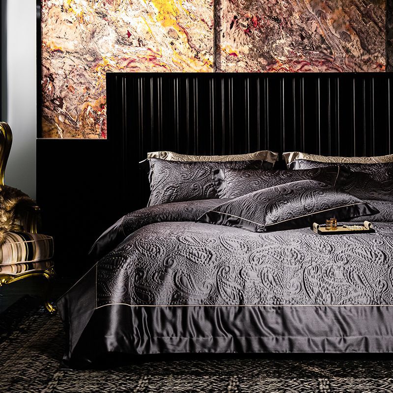 Luxuriöses gestepptes Paisley-Bettüberwurf-Set mit Satinbesatz