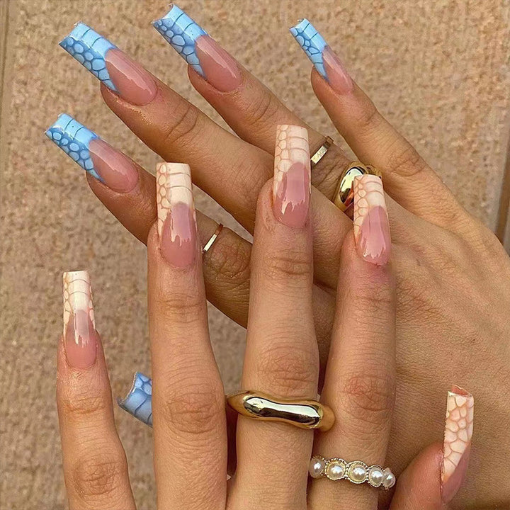 Künstliche Nagelverlängerungen mit modernem Designs und kreativen Farbakzenten Karnz