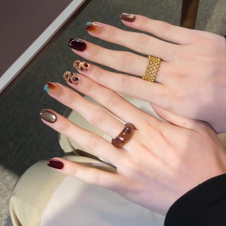 Künstlerisches Press-On Nageldesign Karnz
