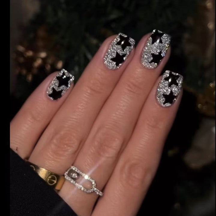 Kunstnagelset mit Glamourösen Strassverzierungen und Sternen-Motiven Karnz