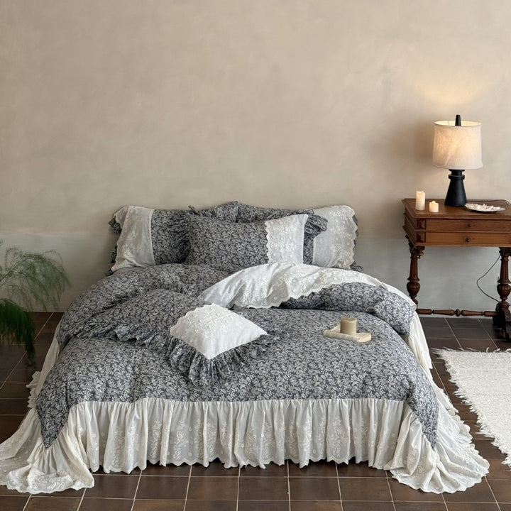 Bettwäsche-Set im Vintage-Shabby-Chic mit dekorativem Volant und gesteppter Tagesdecke