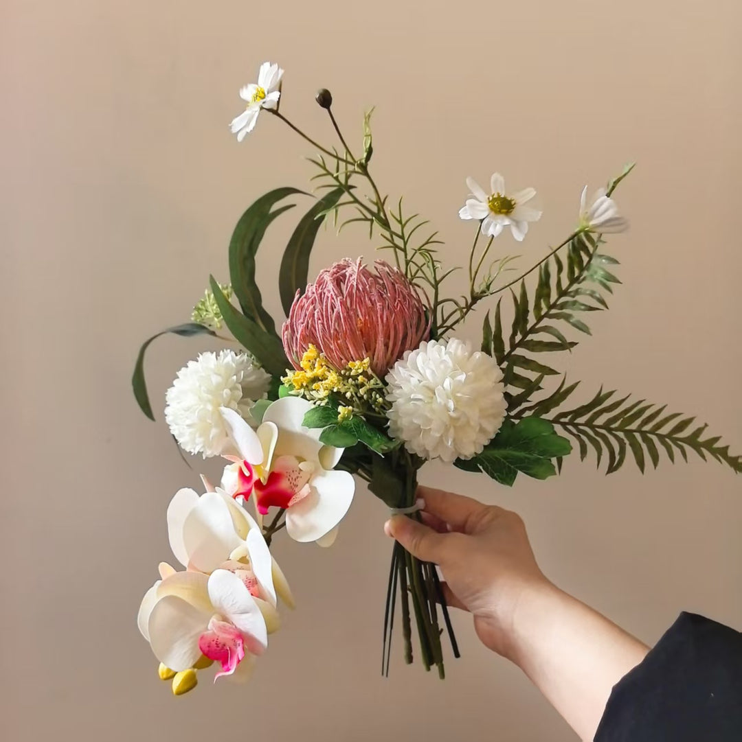 Lebensechte botanische Blumenarrangement