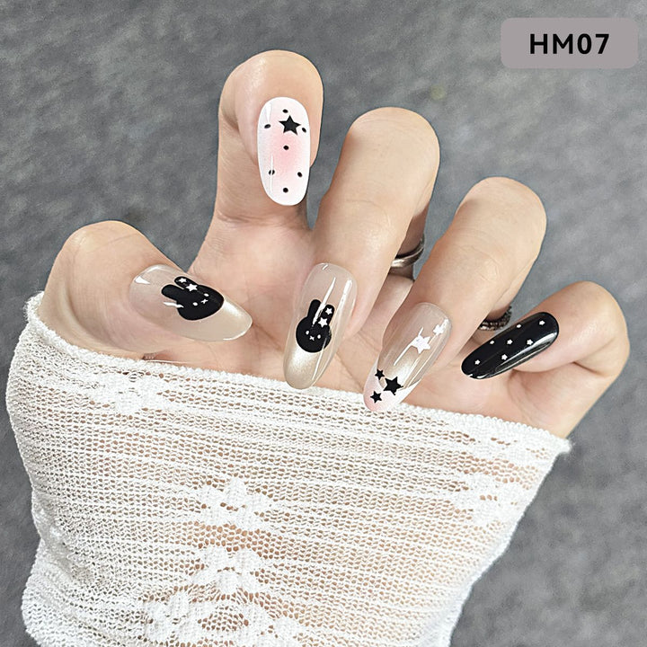 Künstlerisches Press-On Nageldesign Karnz