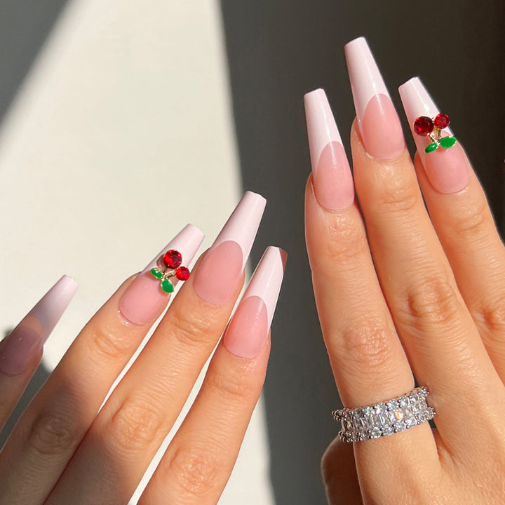 Elegante und kunstvolle Nagelverlängerungen mit floralem Akzent Karnz