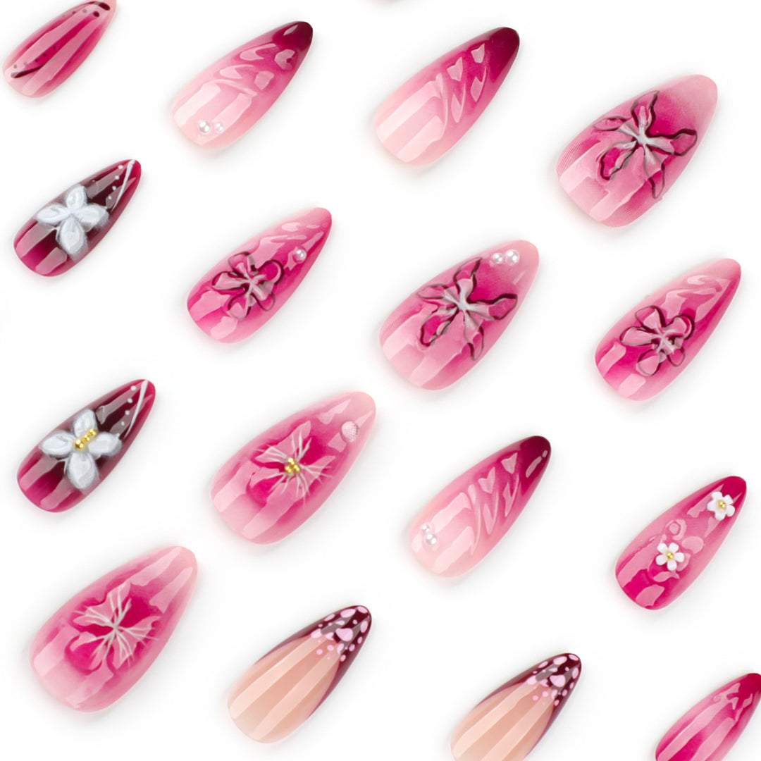 Kunstvolle Nagelverlängerungen mit floralen Details und Ombre-Effekt Karnz