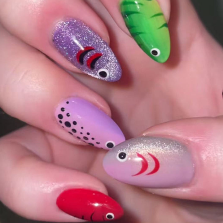 Kunstvolle Nagelverlängerungen mit verspieltem Fischdesign Karnz