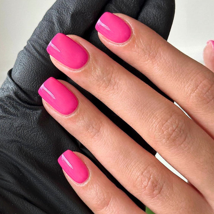 Hochglänzende Nagelkunst Karnz