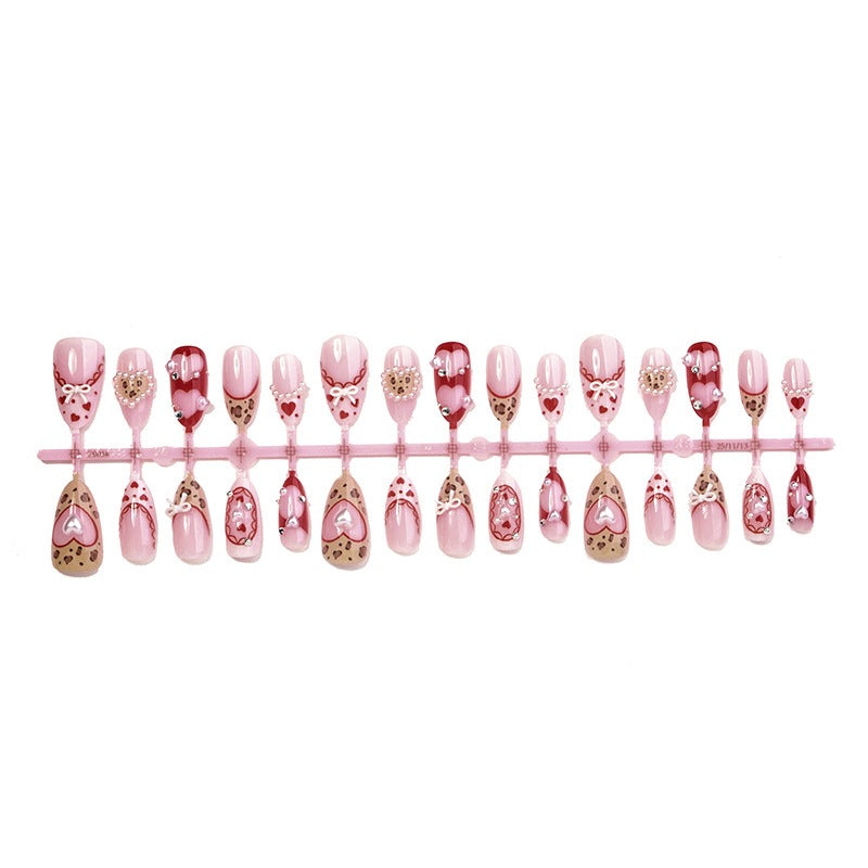 Künstliches Nagelset mit romantischen Herzdesigns und glamourösen 3D-Details Karnz