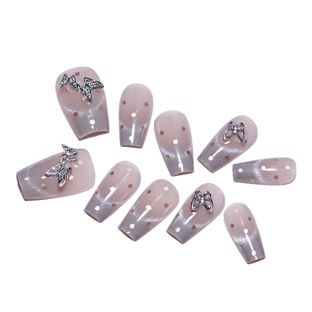 Künstliche Nagelkunst mit Glitzer-Details und Schleifenakzenten Karnz