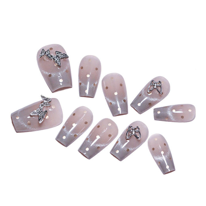Künstliche Nagelkunst mit Glitzer-Details und Schleifenakzenten Karnz