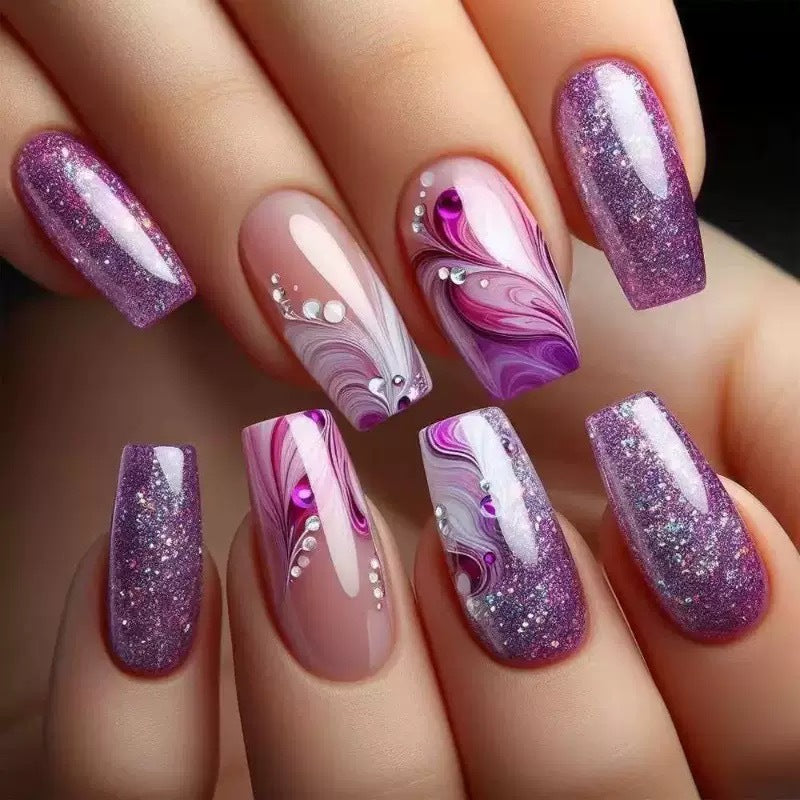 Kunstnagelset mit luxuriösen Farbverläufen und funkelnden Akzenten Karnz