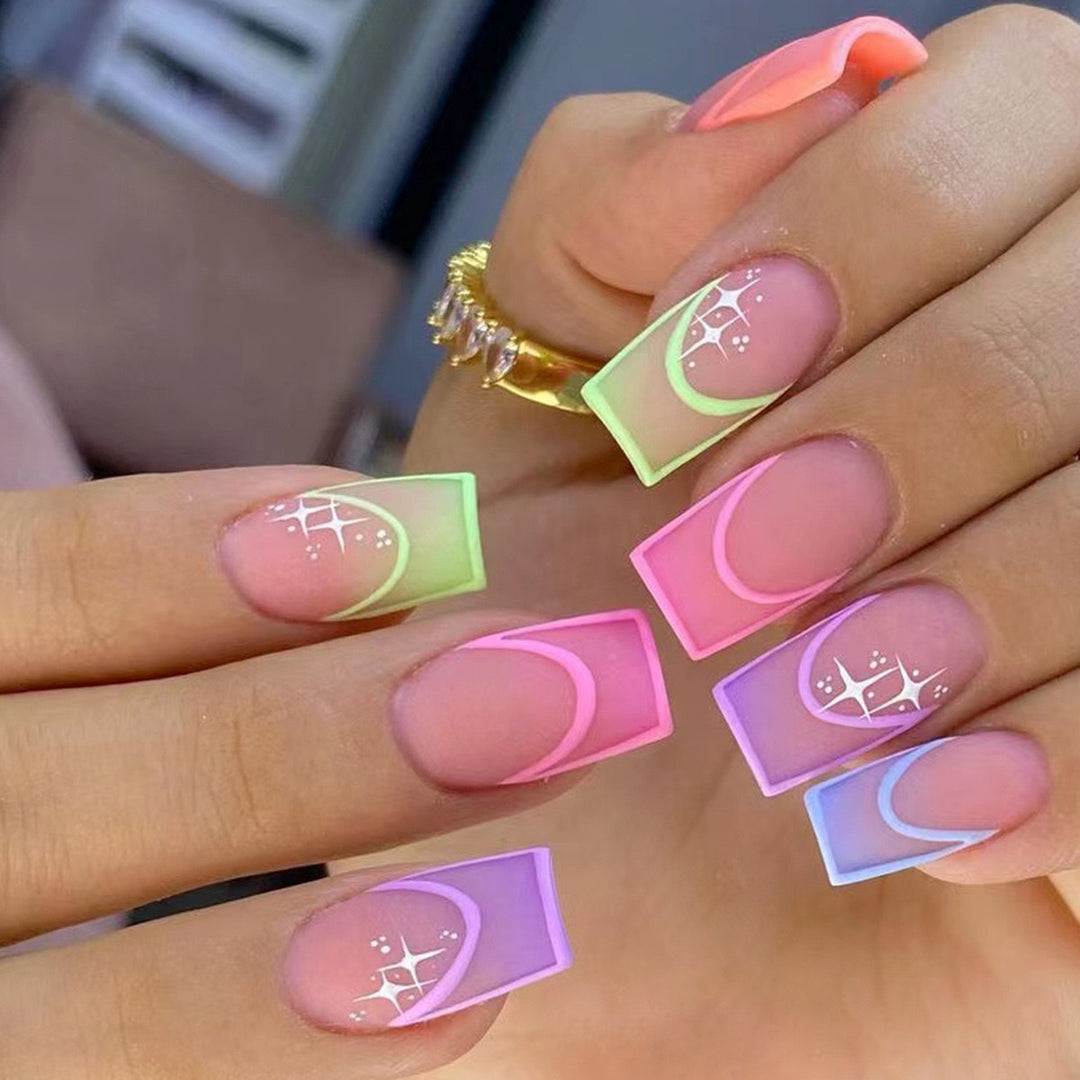 Kunstnagelset mit bunten geometrischen Designs und Glitzerakzenten Karnz
