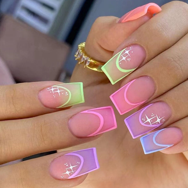 Kunstnagelset mit bunten geometrischen Designs und Glitzerakzenten Karnz