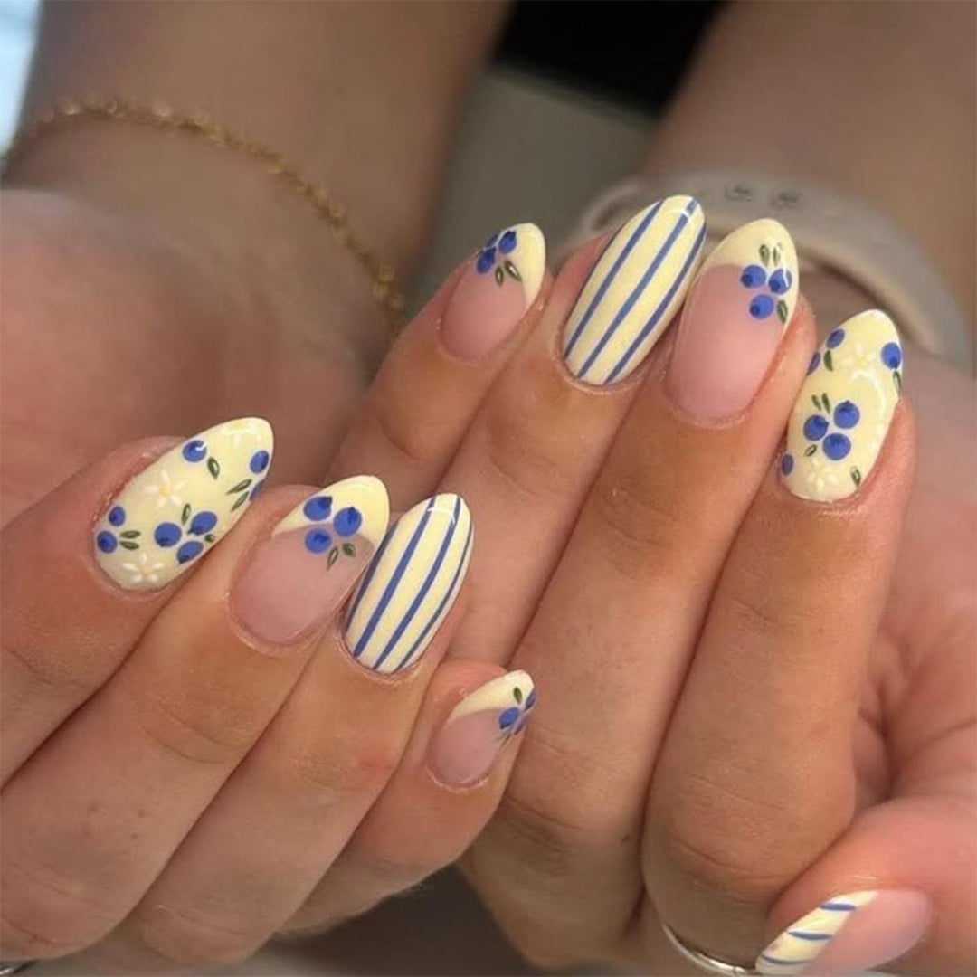 Künstliche Nagelkunst mit verspielten Punkten und Schleifen Karnz