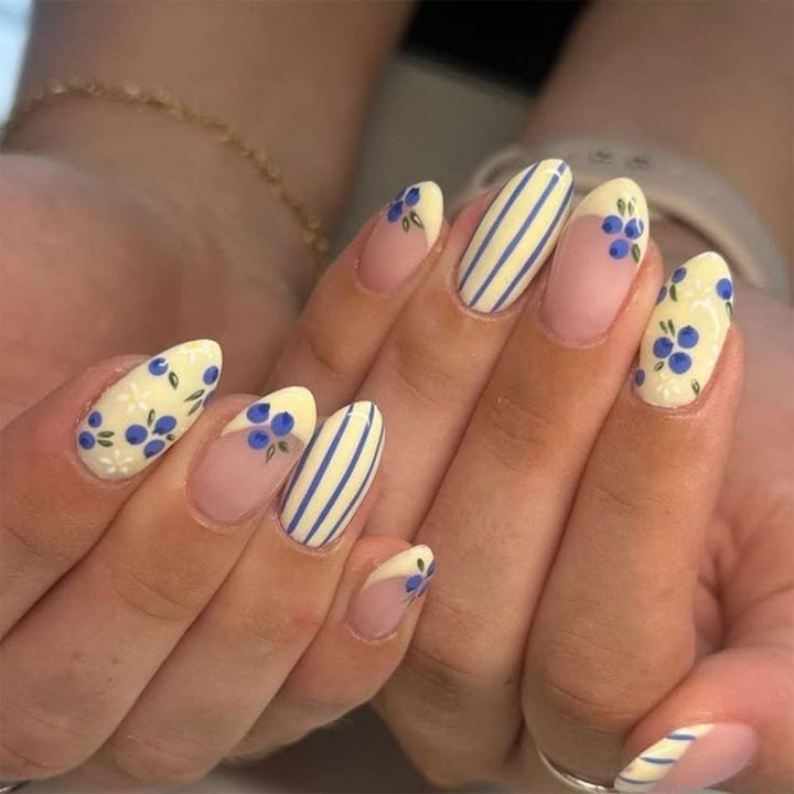Künstliche Nagelkunst mit verspielten Punkten und Schleifen Karnz