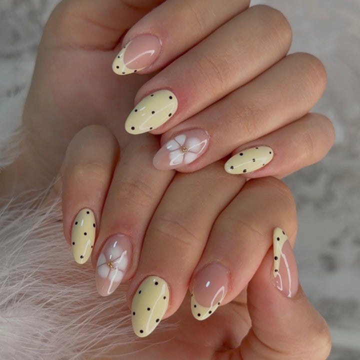 Elegantes Blumendesign für Press-On Nägel Karnz