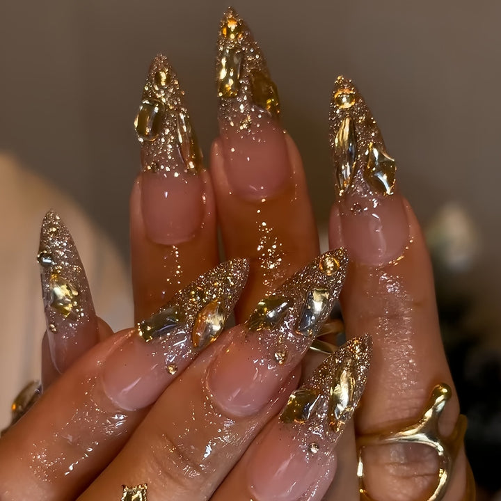 Glamouröse Glitzer Stiletto Nagelkunst Karnz