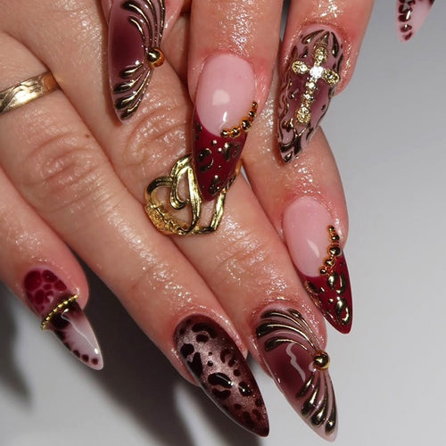 Kreatives Kunstnagelset mit verspielten Marienkäfer- und Glitzerakzenten Karnz