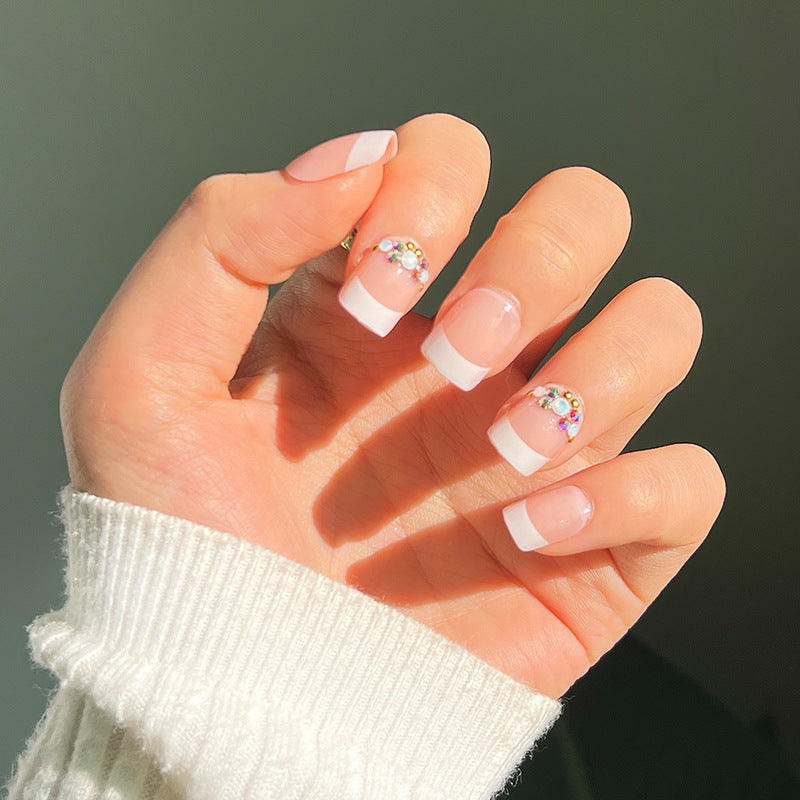 Kunstvolle Nagelverlängerungen mit eleganten Schmuckakzenten Karnz