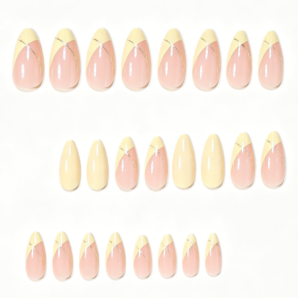 Elegantes French Tip Nagelkunst Set Karnz