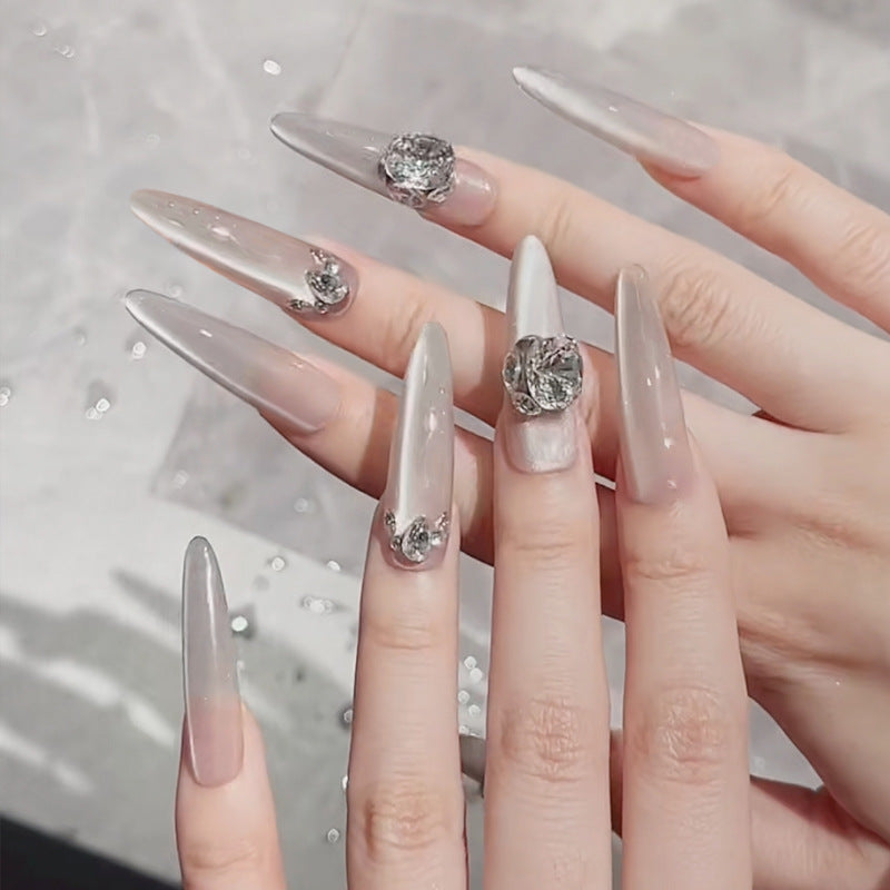 Kunstnagelset mit Glitzer-Design und eleganten 3D-Applikationen Karnz