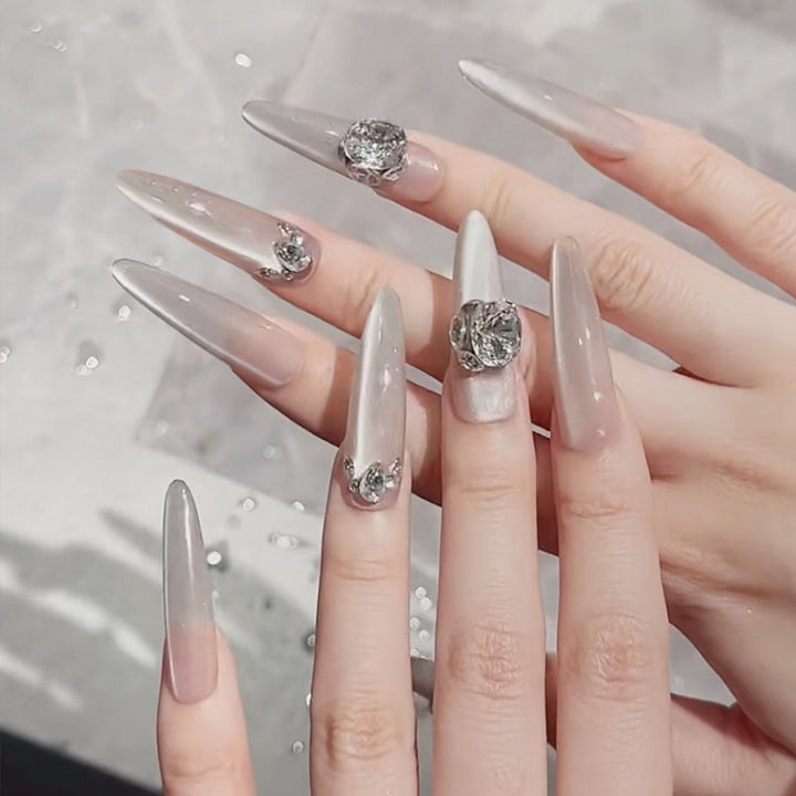 Kunstnagelset mit Glitzer-Design und eleganten 3D-Applikationen Karnz
